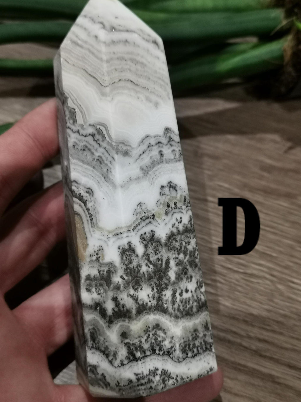 Yellow dendritic banded calcite – Choice of obelisk tower