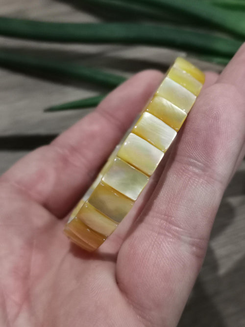 Bracciale in conchiglia di Tahiti con riflessi gialli · Perle rettangolari da 10 × 7 mm