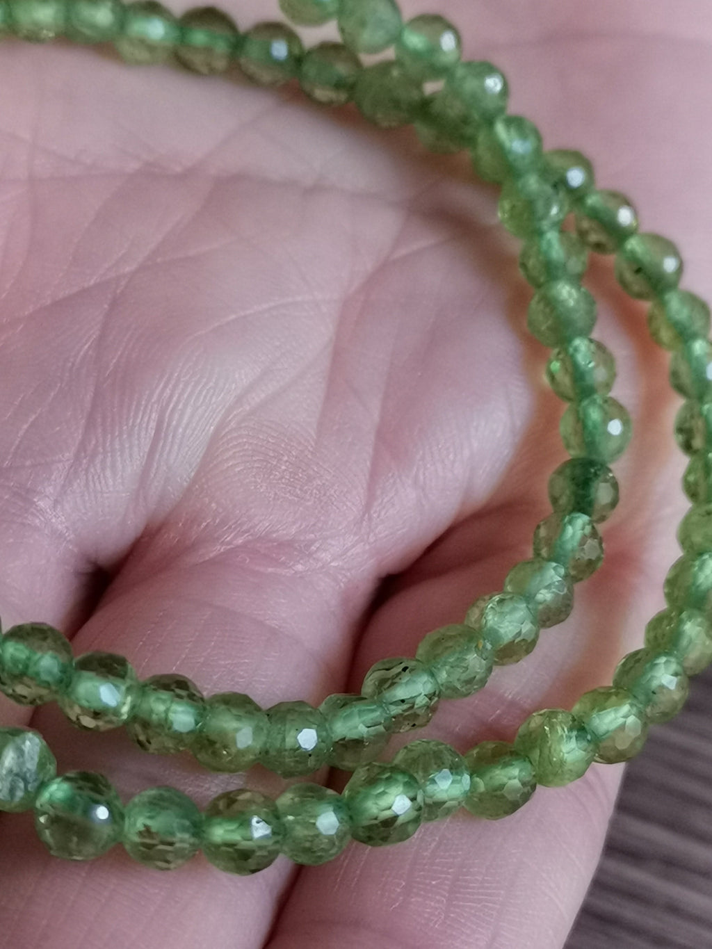Peridoot / Olivijn , Armband met kleine gefacetteerde kralen , Diameter 4,5 mm , Natuursteen
