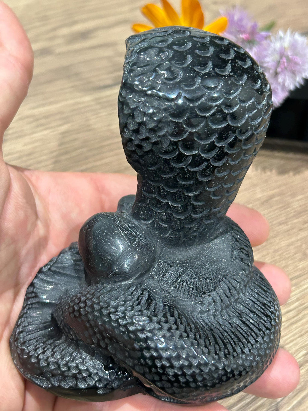 Slang van zwart obsidiaan / Sculptuur 500 gram op natuursteen