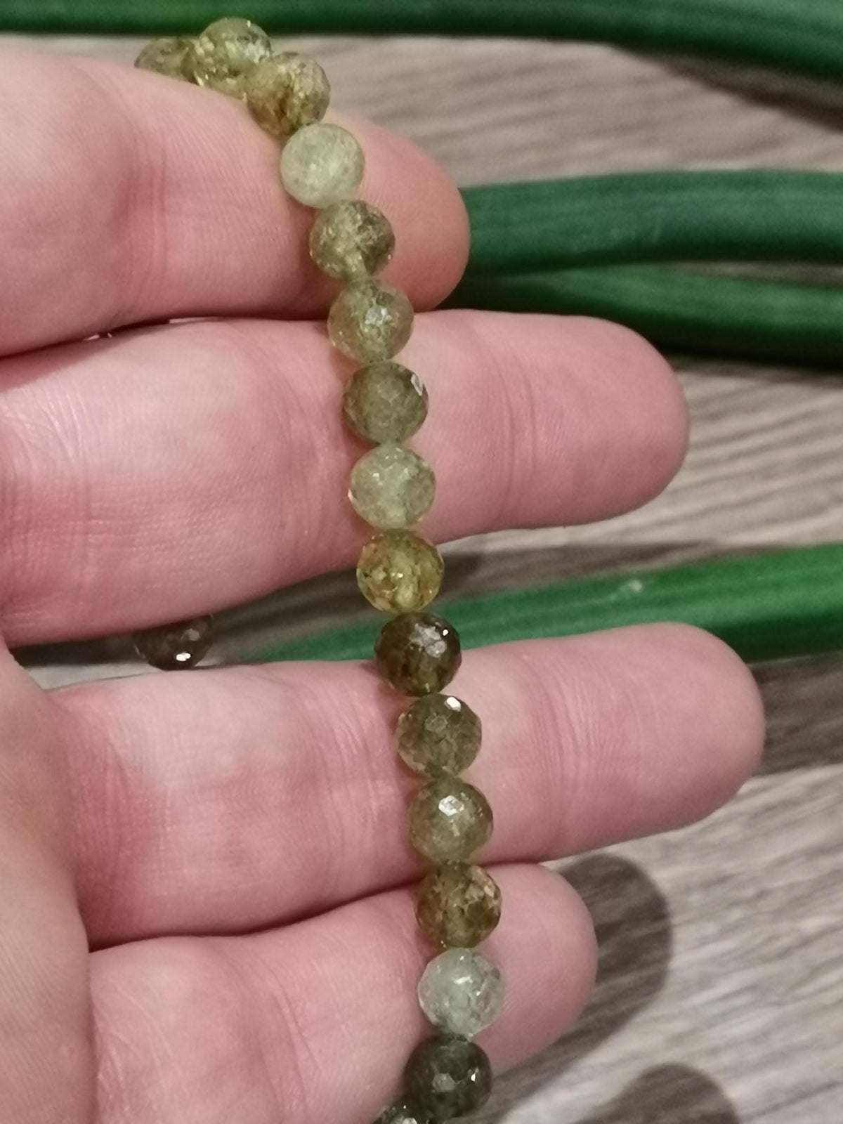Granada Verde AA+ , Pulseira à medida à escolha , Pérola redonda facetada de 7 mm