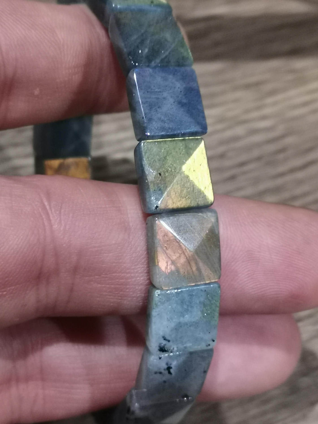 Pulsera de labradorita de Madagascar – Cuentas cuadradas facetadas de 11 mm