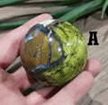 Seltene grüne Opals aus Guatemala, natürlicher Stein, zu einer Kugel geschliffen, Sammlerkugel / WAHLFREI