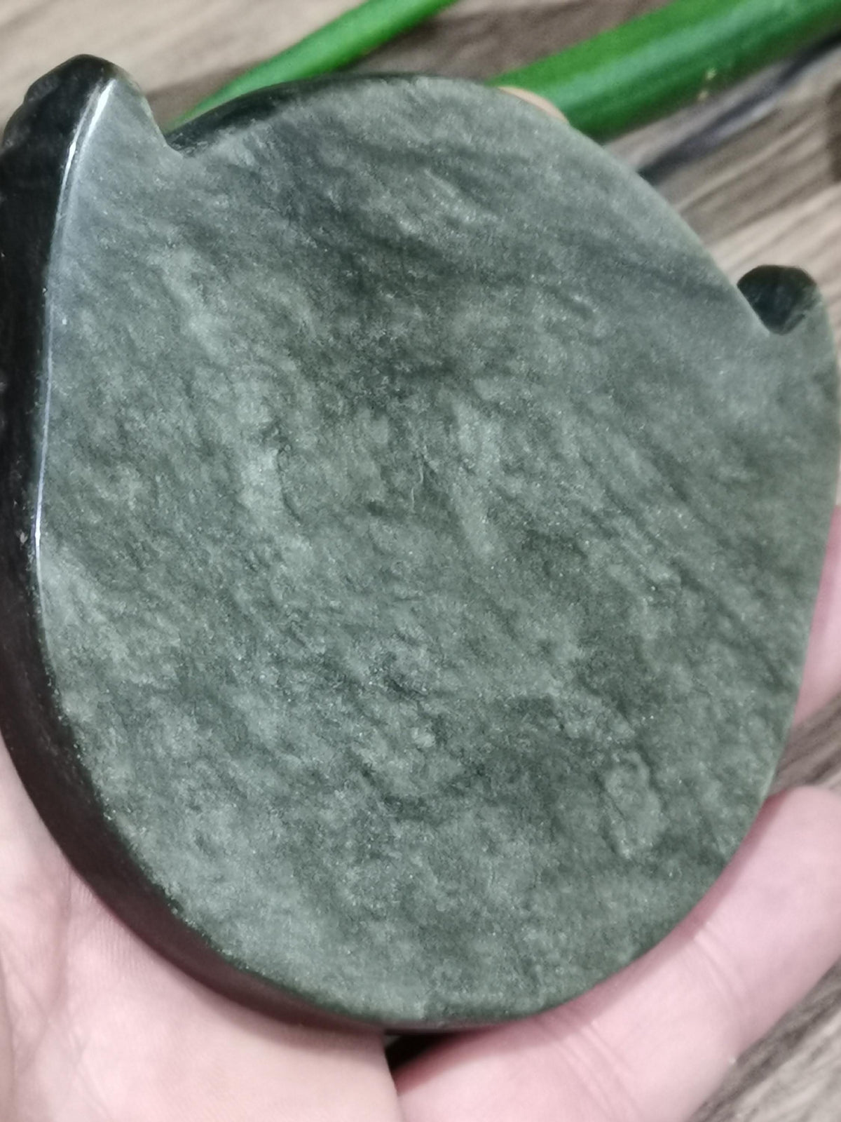 Medalhão de escaravelho alado em obsidiana dourada ou prateada do México