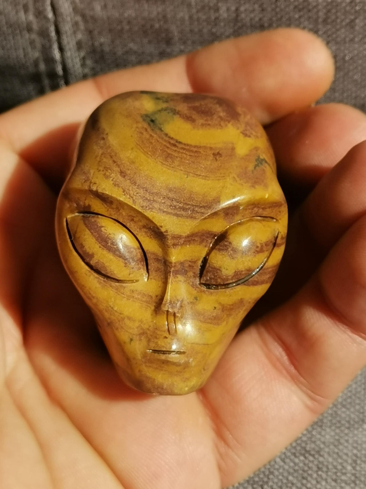 Teschio extraterrestre in diaspro Banda della Mongolia, minerale scolpito da collezione Roswell, UFO, Teschio alieno tipo Roswell / Viaggio astrale
