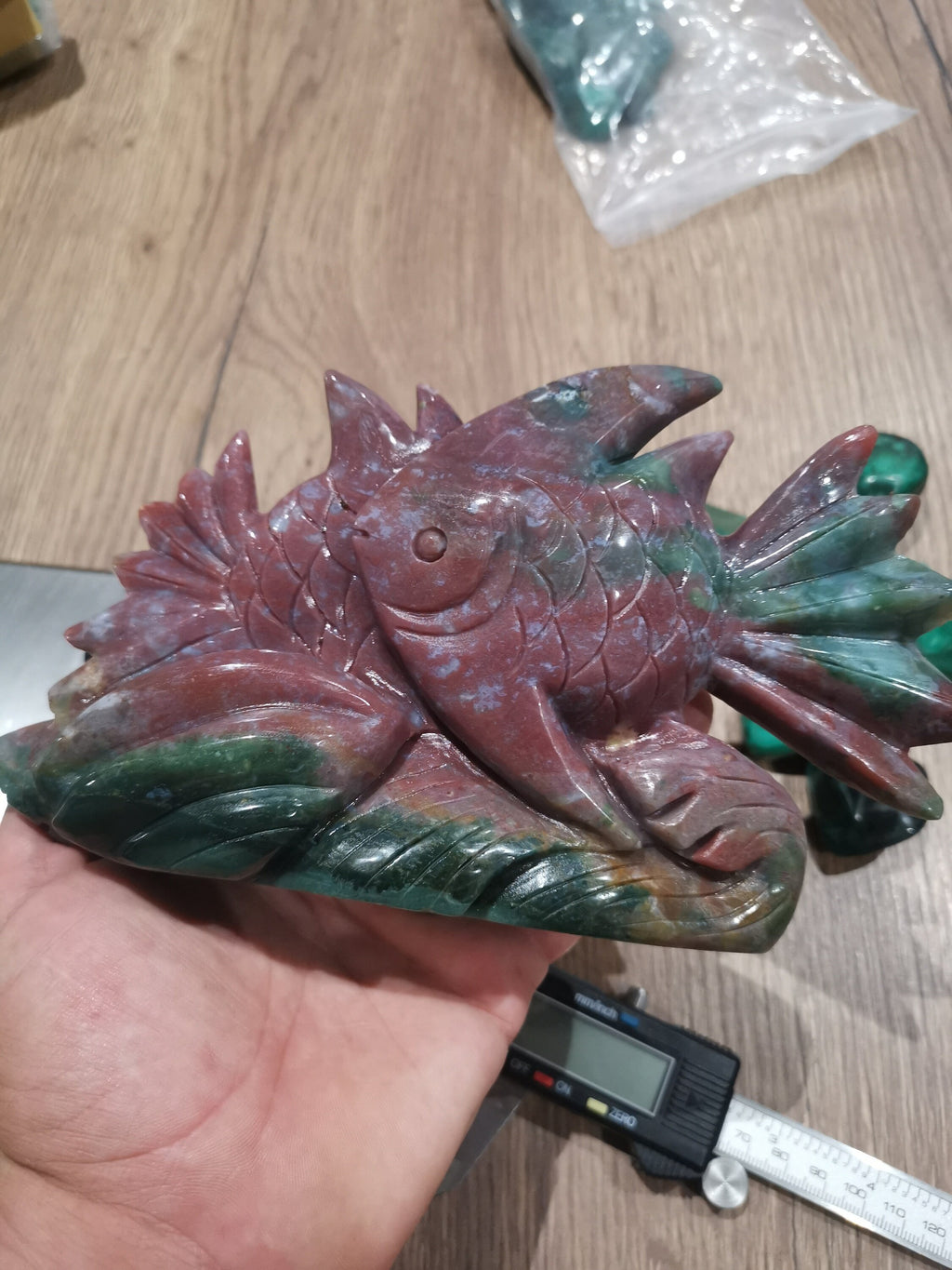Oceaanjaspis, sculptuur van een vis in natuursteen