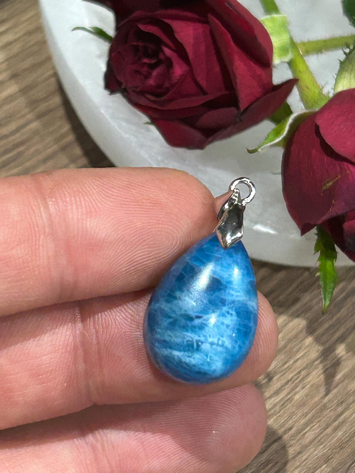 Pendentif goutte en apatite de Madagascar – 6 g
