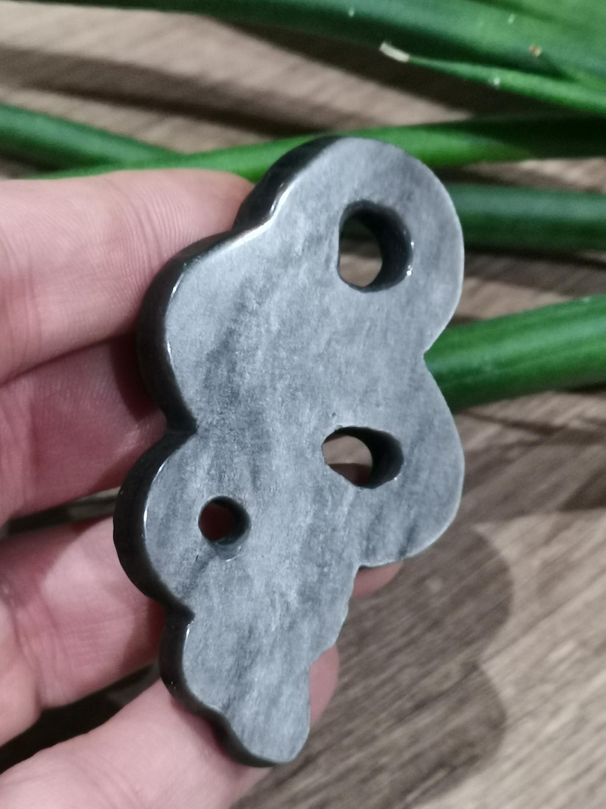 Serpent gravé en obsidienne argentée du Mexique – Pierre naturelle