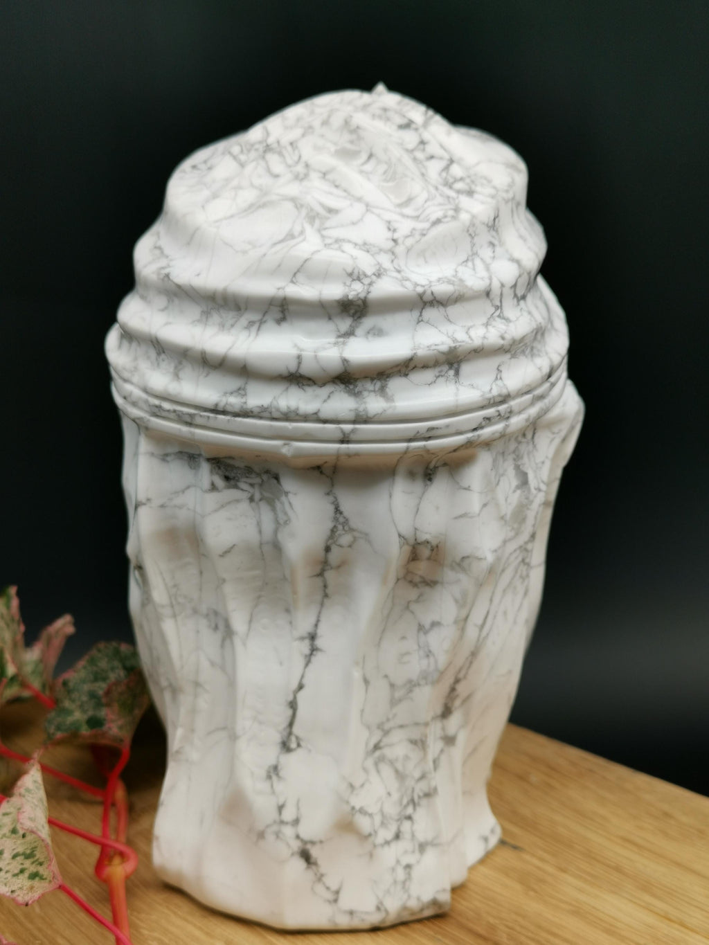 Howlite, scultura di teschio di mummia in pietra naturale scolpita