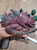 Oceaanjaspis, sculptuur van een vis in natuursteen