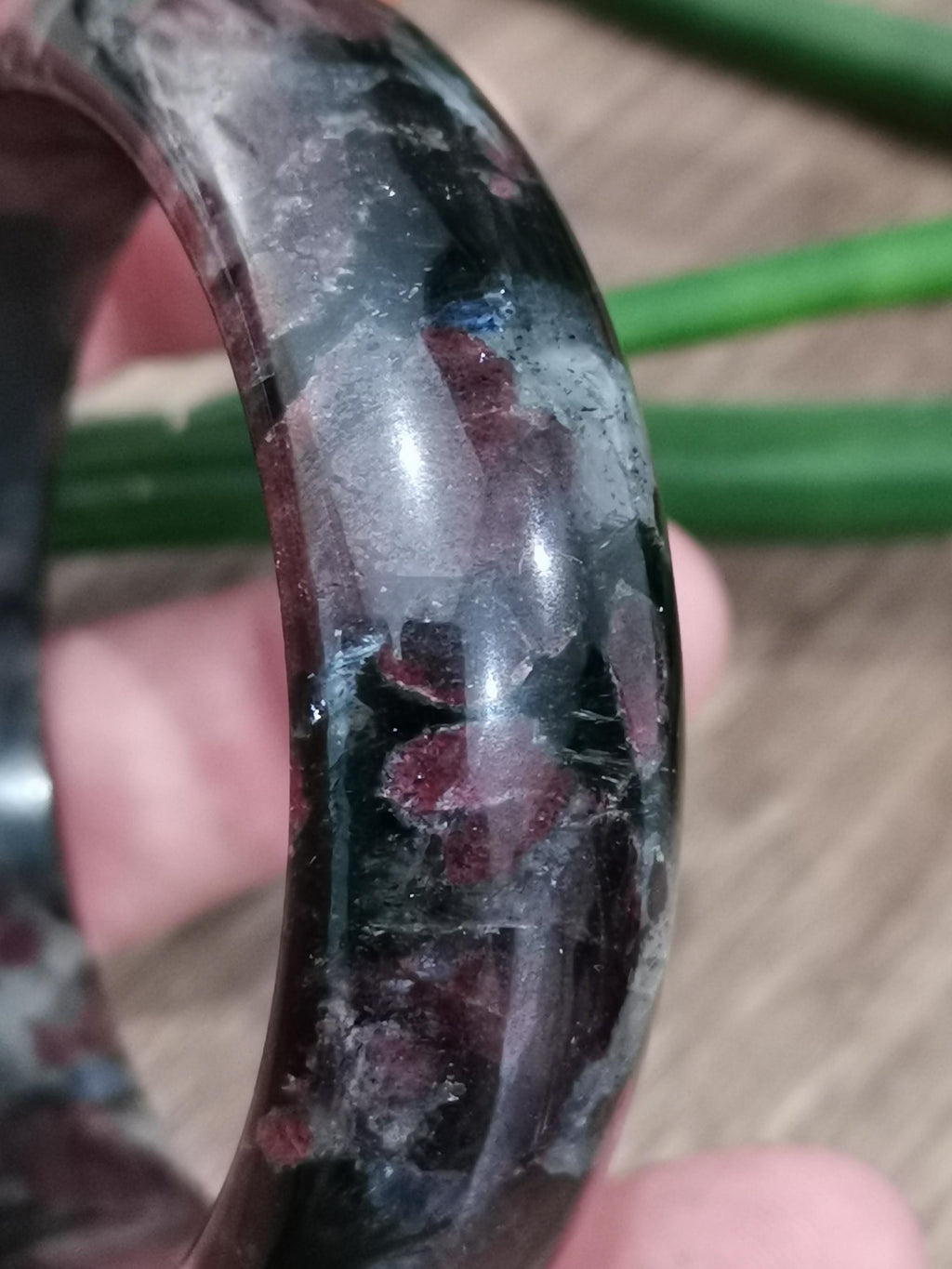 Almandin-Granat, Armreif mit 61 mm Durchmesser aus Naturstein für die Lithotherapie, geschliffene Mineralien