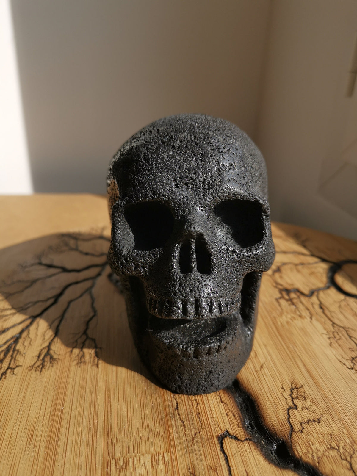 Teschio cantante / rumoroso in pietra lavica · Scultura in pietra naturale