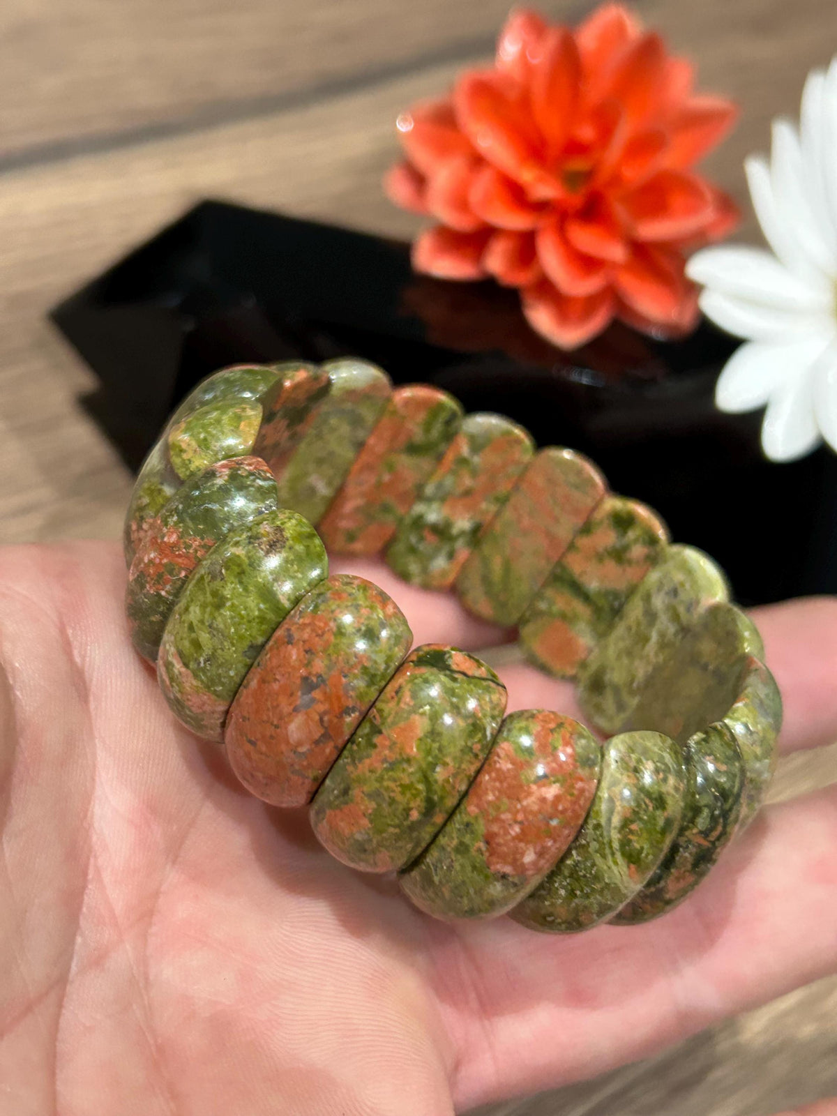 Pulsera de unakita · Cuentas de piedra natural en forma de media luna