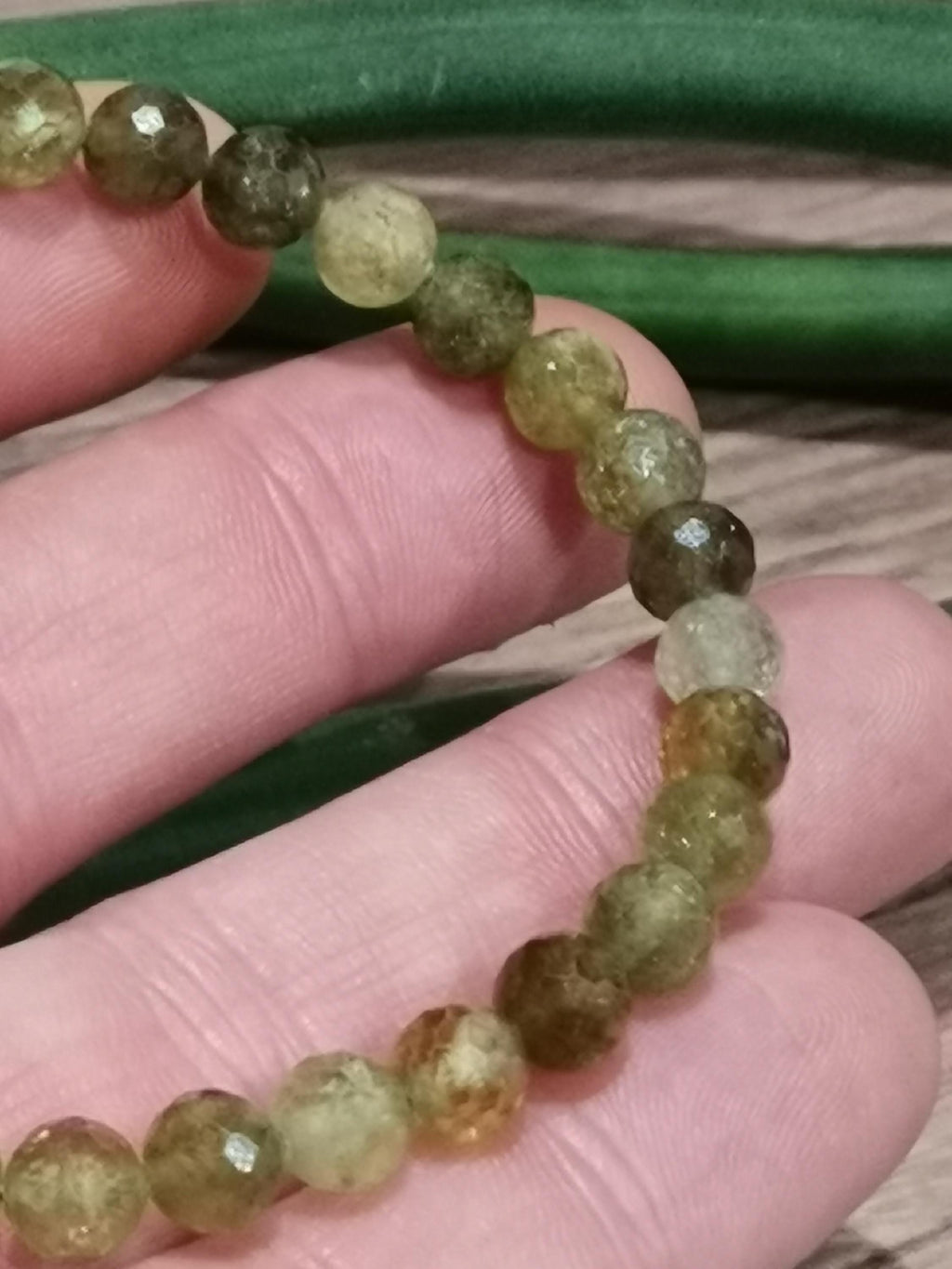 Granaatgroen AA+ , Op maat gemaakte armband naar keuze , Ronde gefacetteerde parel van 7 mm