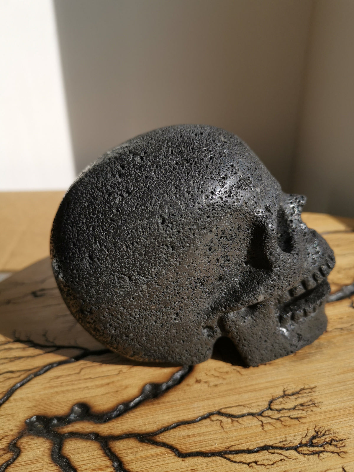 Zang-/lachende schedel van lavasteen · Natuurstenen sculptuur
