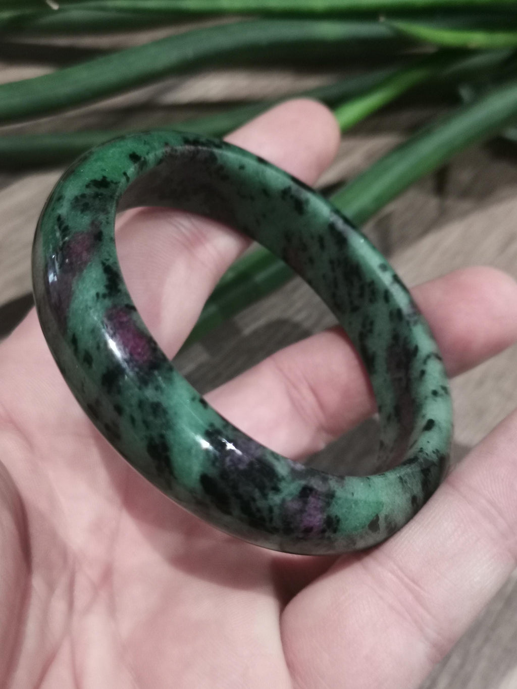 Bangle-armband van robijn op zoïsit – Natuurlijke steen – Binnendiameter 61 mm