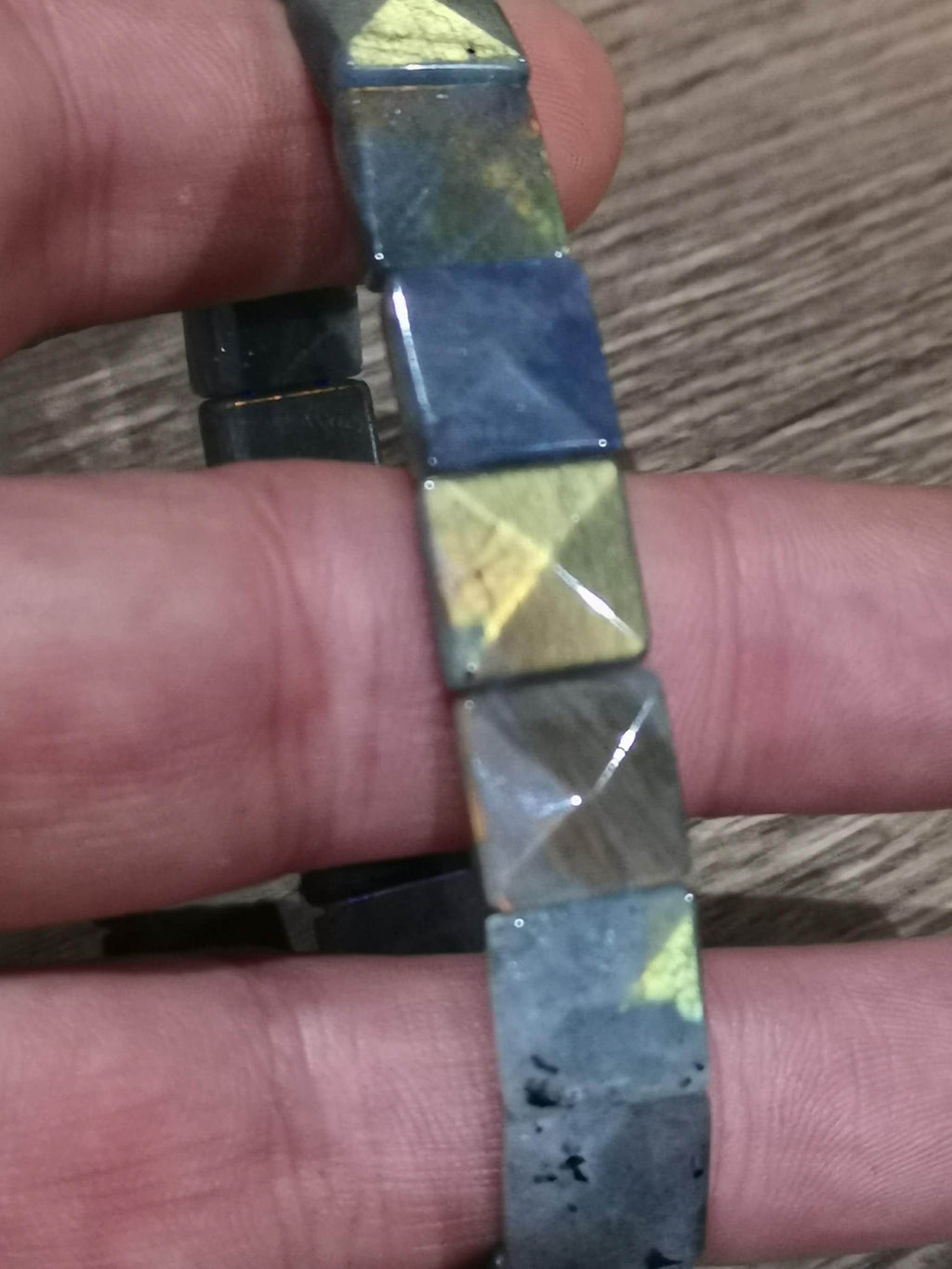 Pulsera de labradorita de Madagascar – Cuentas cuadradas facetadas de 11 mm