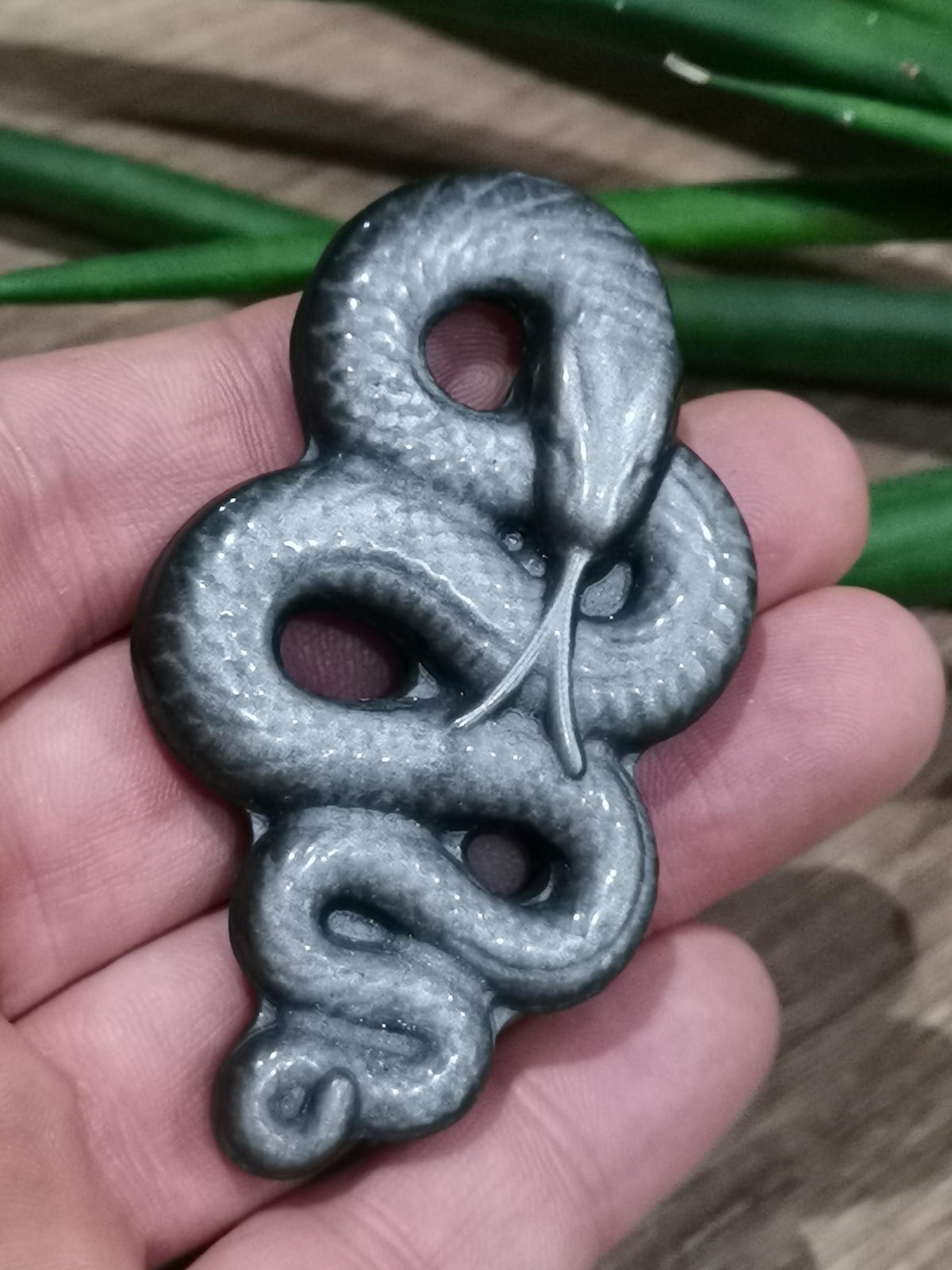 Serpente gravada em obsidiana prateada do México – Pedra natural