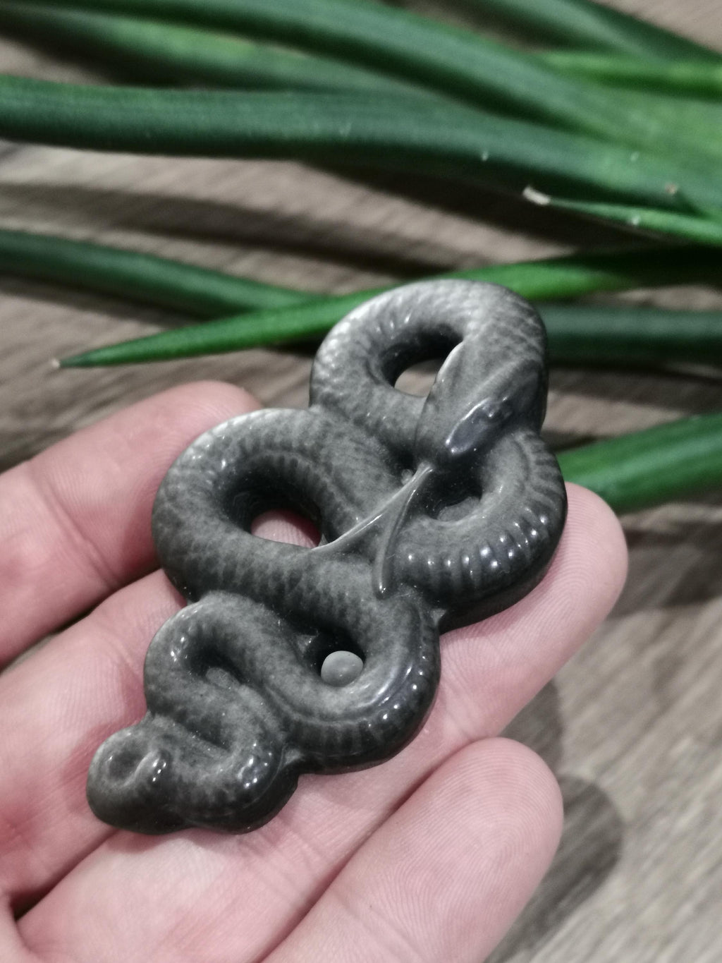 Serpent gravé en obsidienne argentée du Mexique – Pierre naturelle