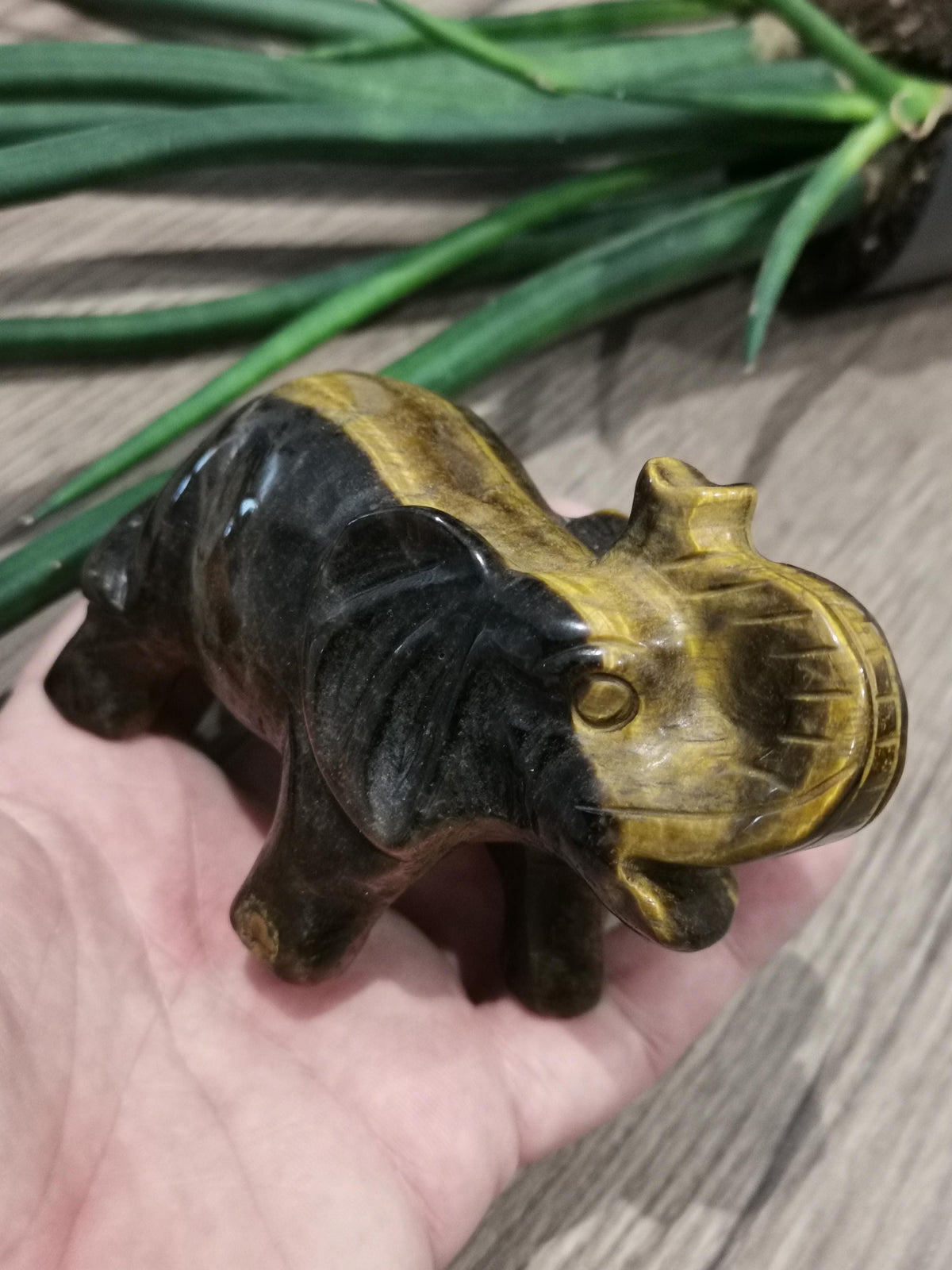Tiger's eye, elephant sculpture -> 395 grams, Statue, Carved minerals
