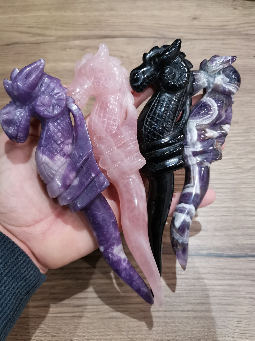 Daga tallada en piedra natural – Dragón-carnero, cuatro piedras a elegir