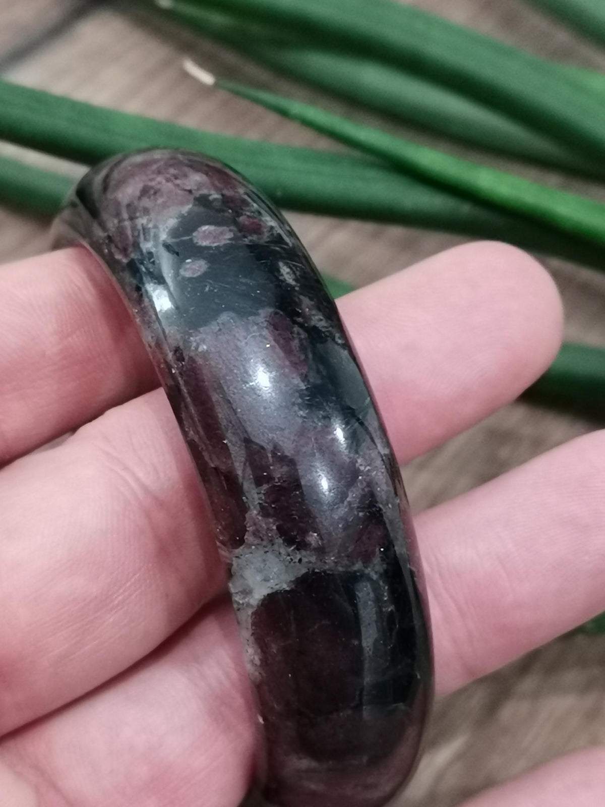 Almandin-Granat, Armreif mit 61 mm Durchmesser aus Naturstein für die Lithotherapie, geschliffene Mineralien
