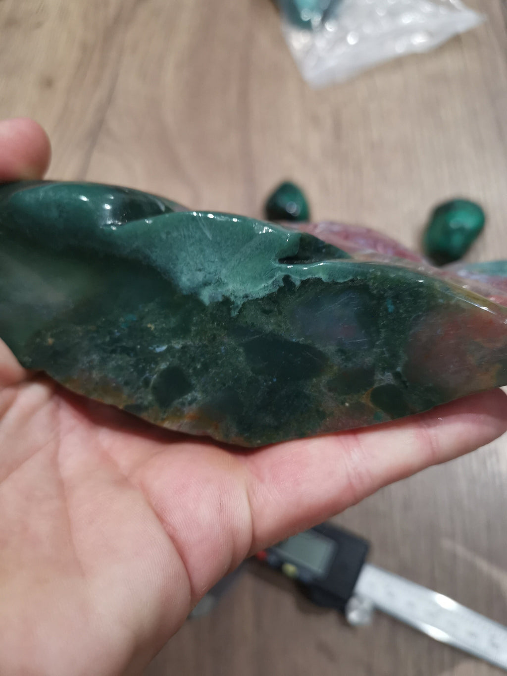 Oceaanjaspis, sculptuur van een vis in natuursteen