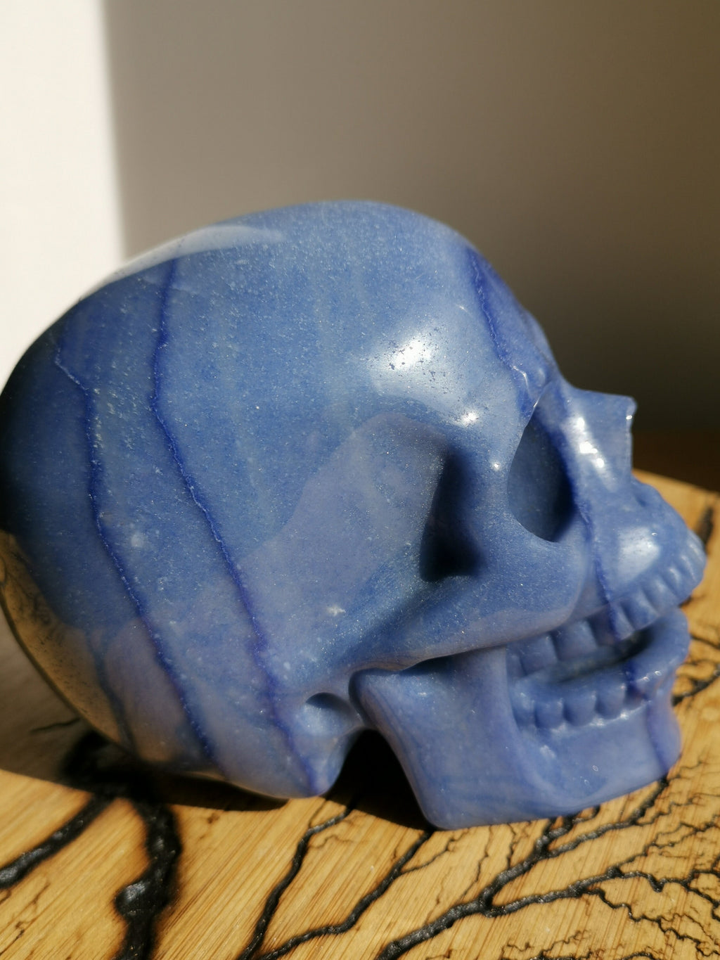 Sänger-/Lacher-Schädel aus blauem Aventurin · Naturstein