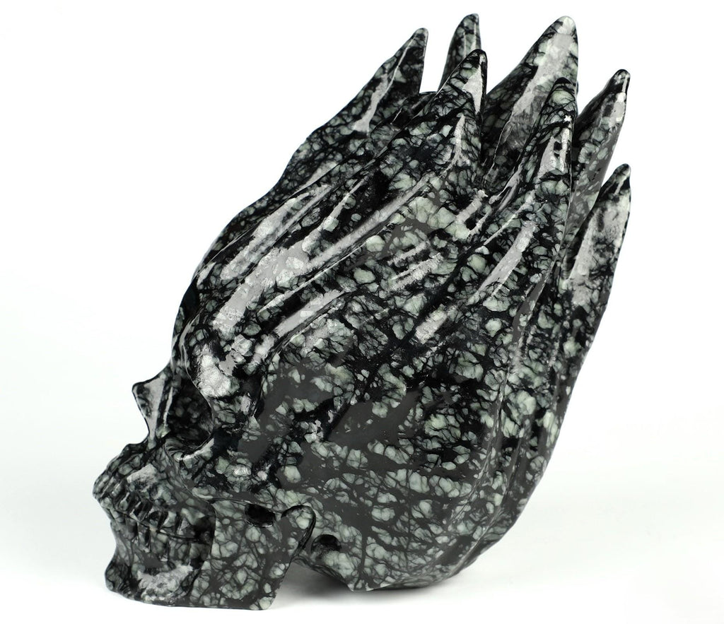 Brandende schedel van Picasso-jasper · Natuurstenen sculptuur, curiosacabinet