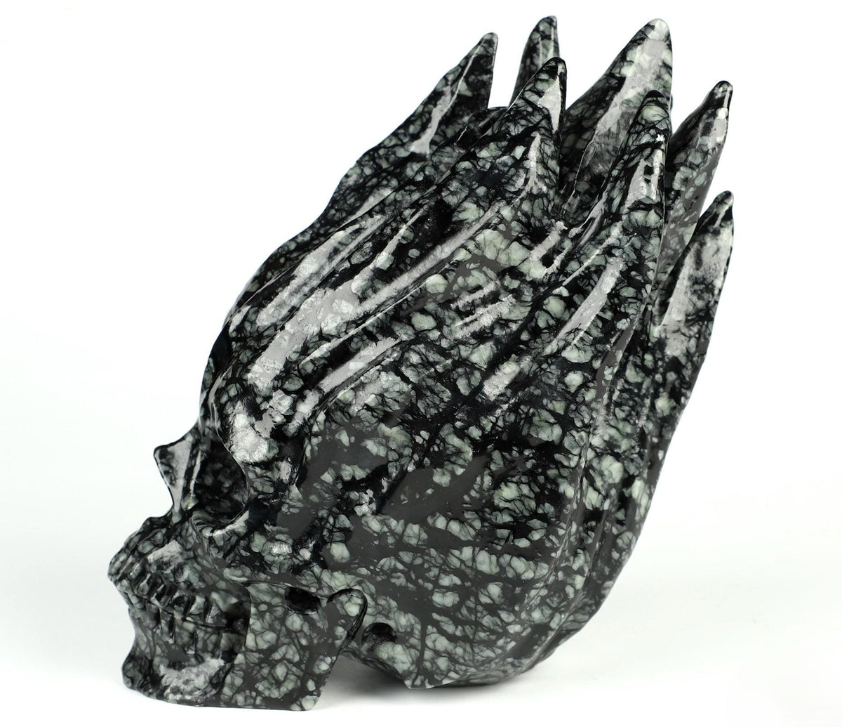 Brandende schedel van Picasso-jasper · Natuurstenen sculptuur, curiosacabinet