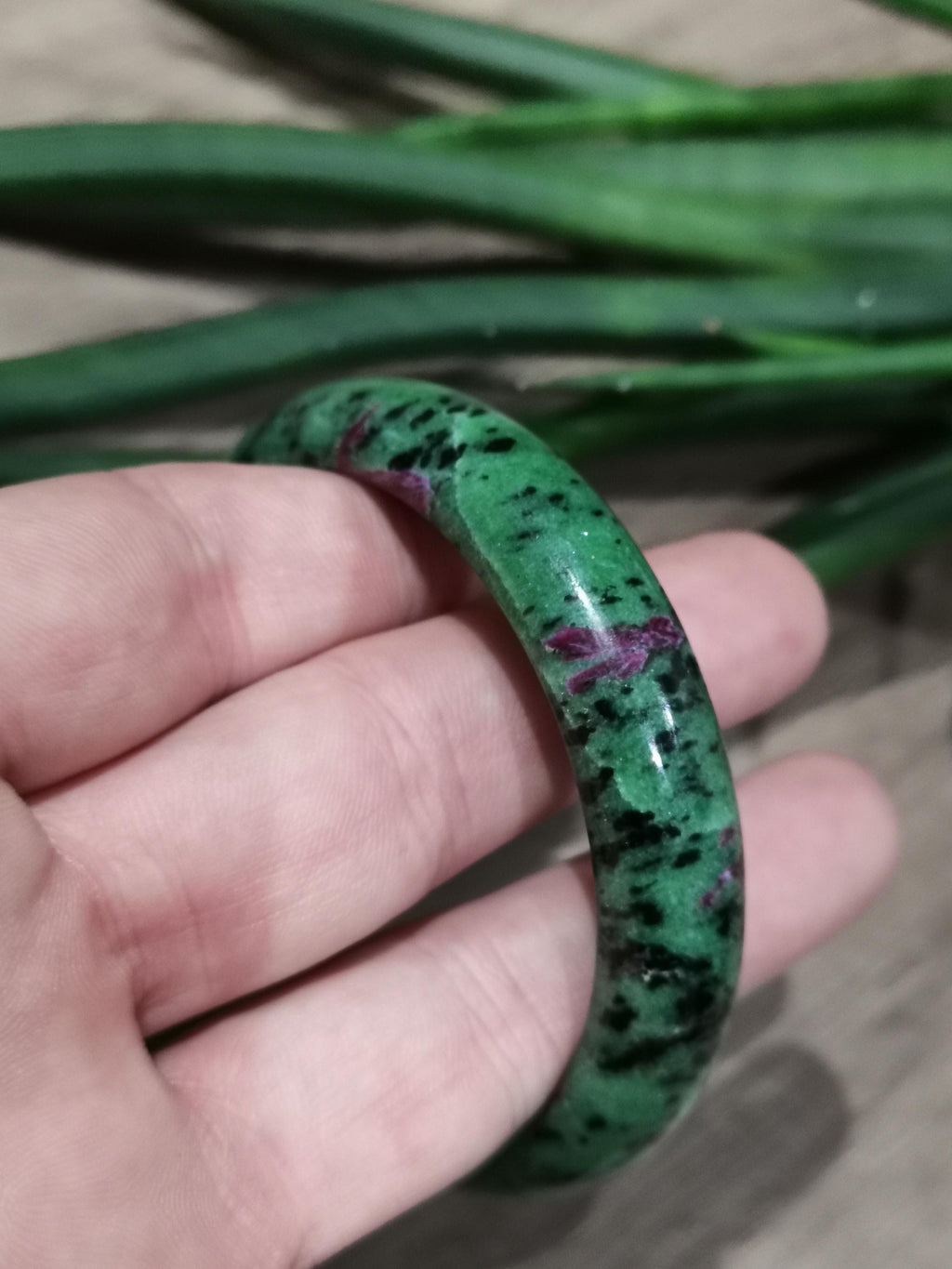 Robijnzoisit, stijve armband van natuursteen / diameter 61 mm / lithotherapie / cadeaus / verjaardag