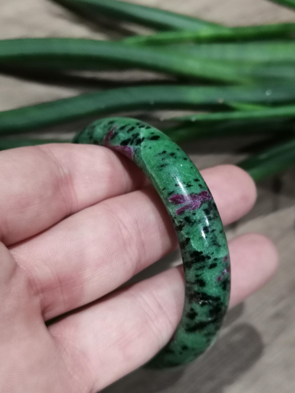 Robijnzoisit, stijve armband van natuursteen / diameter 61 mm / lithotherapie / cadeaus / verjaardag