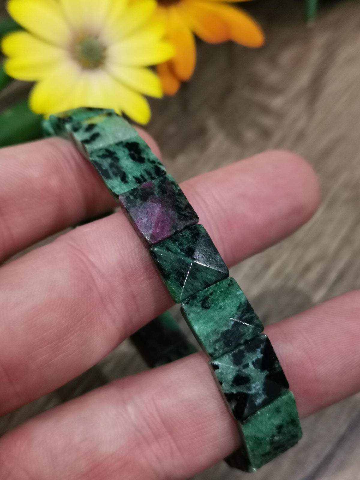 Pulseira de zoisite e rubi – Contas quadradas facetadas de 11 mm – À medida