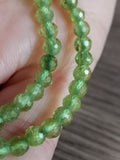 Peridoot / Olivijn , Armband met kleine gefacetteerde kralen , Diameter 4,5 mm , Natuursteen