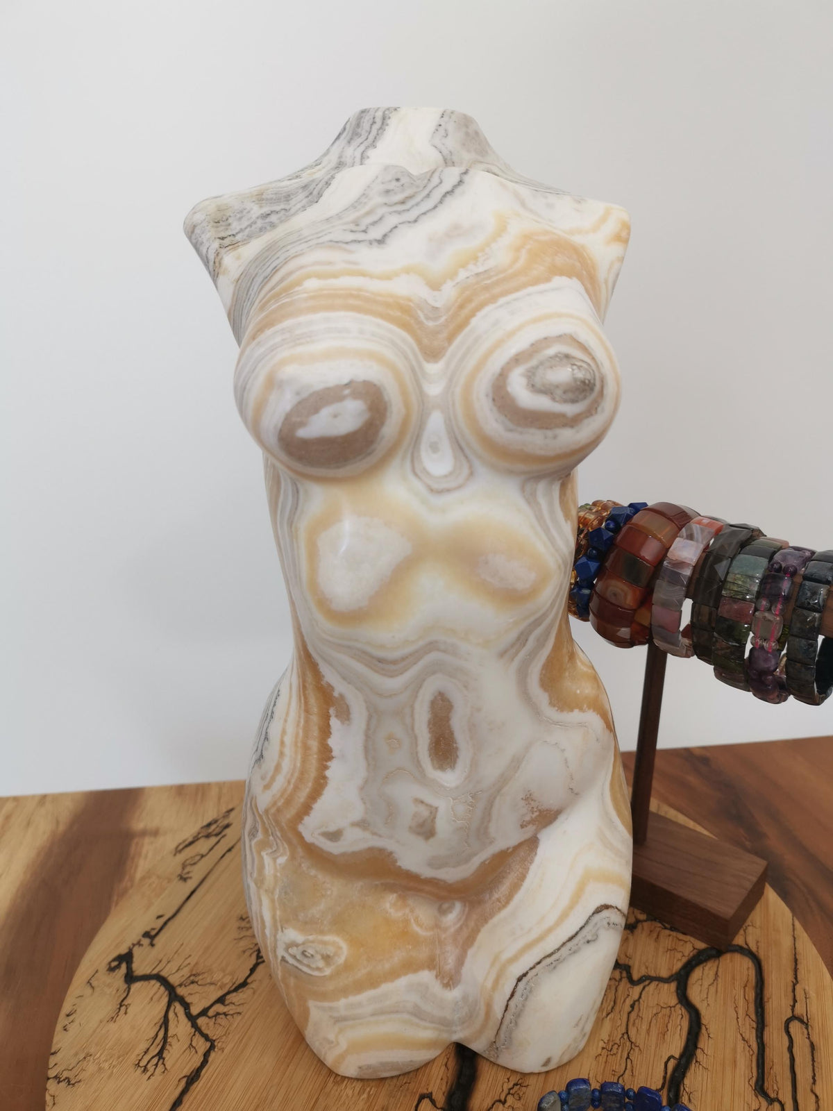 Buste XXL + 10 KG , Corps de femme en Calcite Dendritique a bande jaune