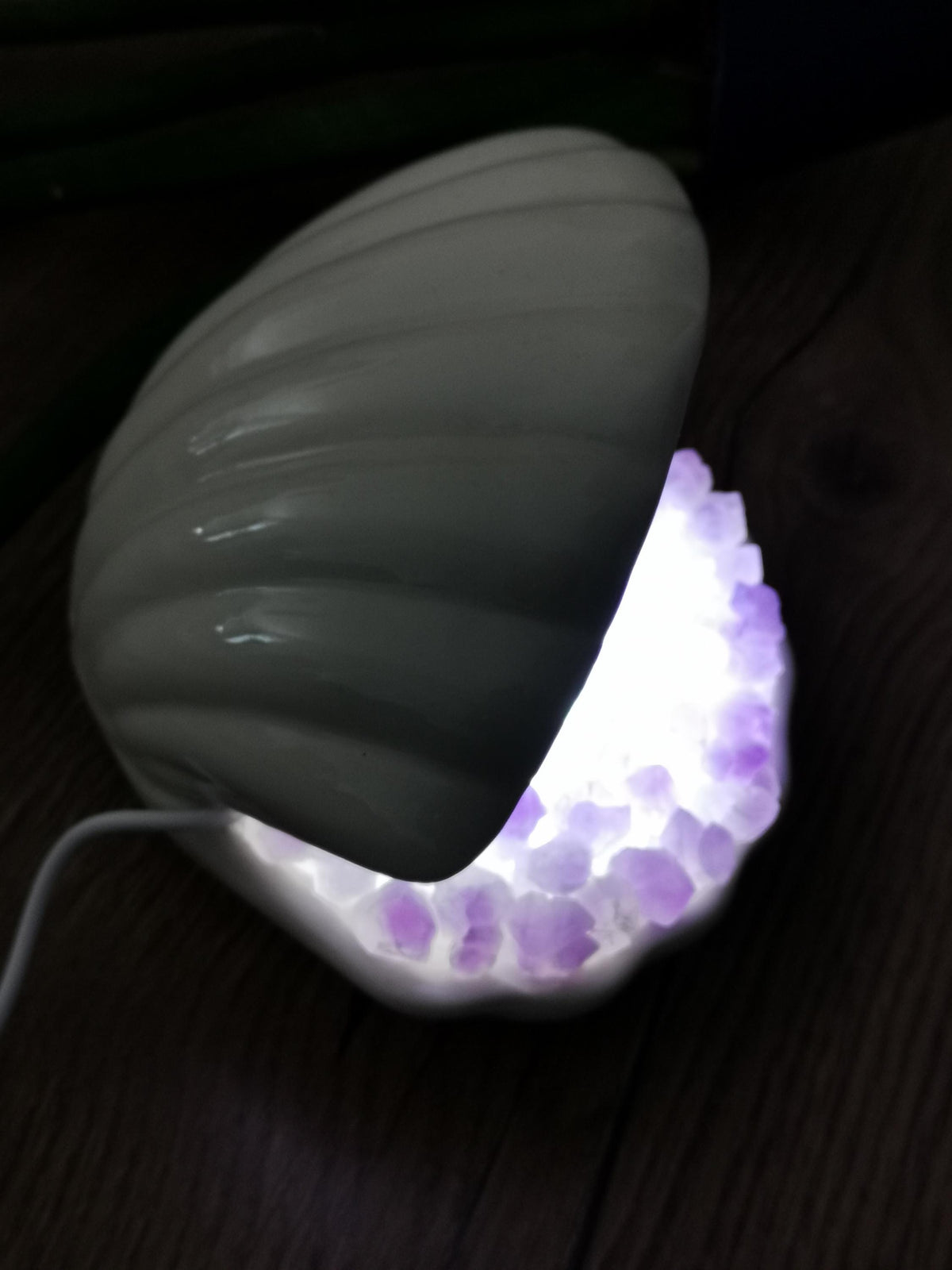 Lampe en améthyste – Forme d’huître perlière