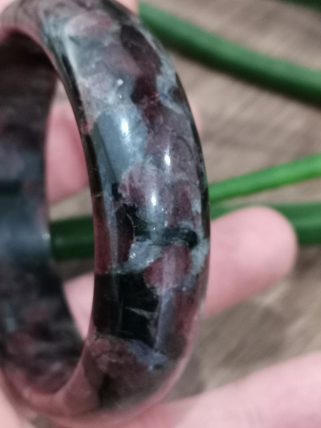 Almandin-Granat, Armreif mit 61 mm Durchmesser aus Naturstein für die Lithotherapie, geschliffene Mineralien
