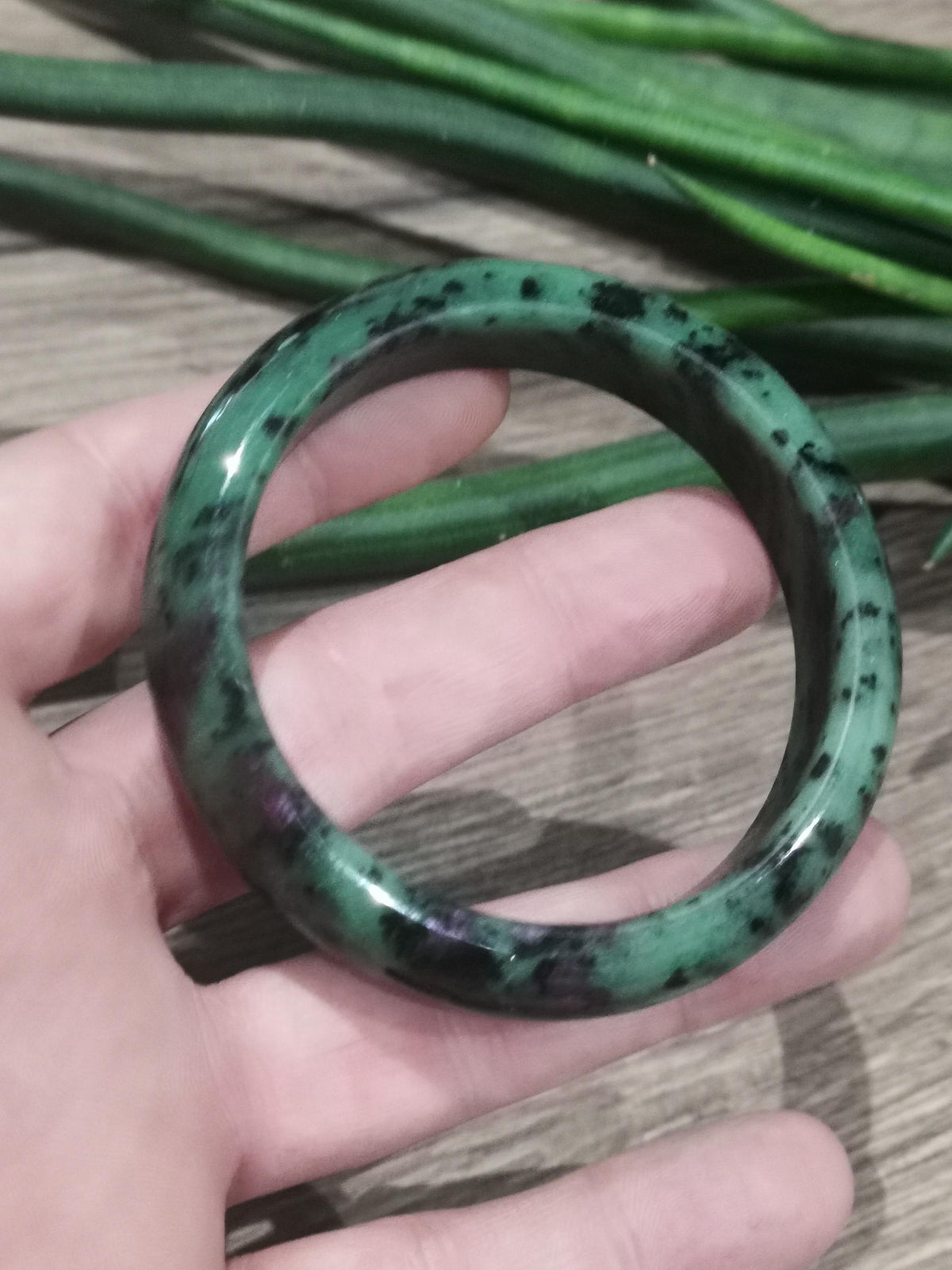 Bangle-armband van robijn op zoïsit – Natuurlijke steen – Binnendiameter 61 mm