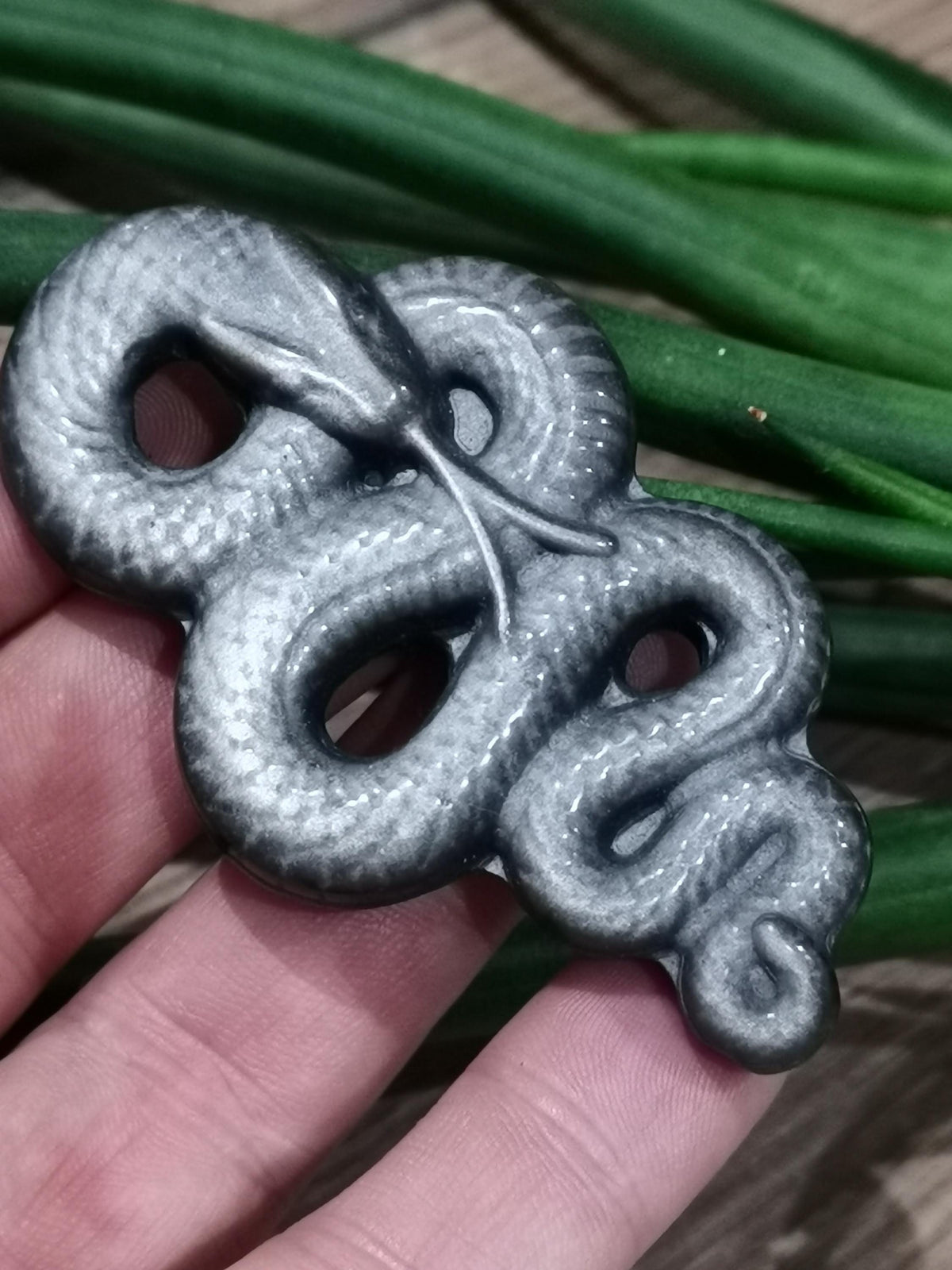 Serpente gravada em obsidiana prateada do México – Pedra natural