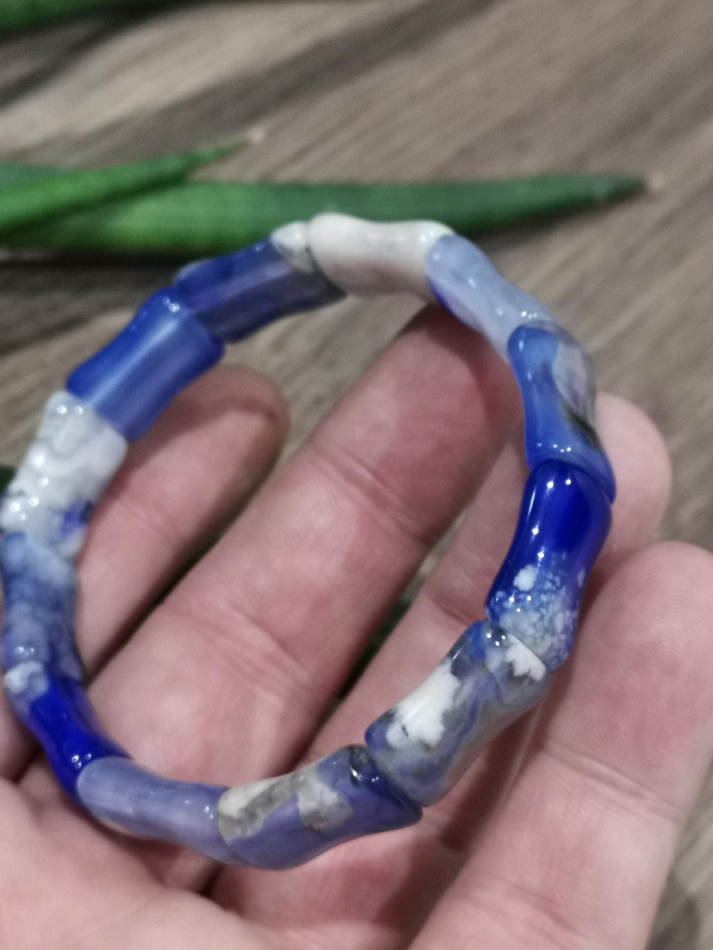 Agate  Bleu , Madagascar  -- > Bracelet en Pierre naturelle Coloré ; Longueur 17.5 cm