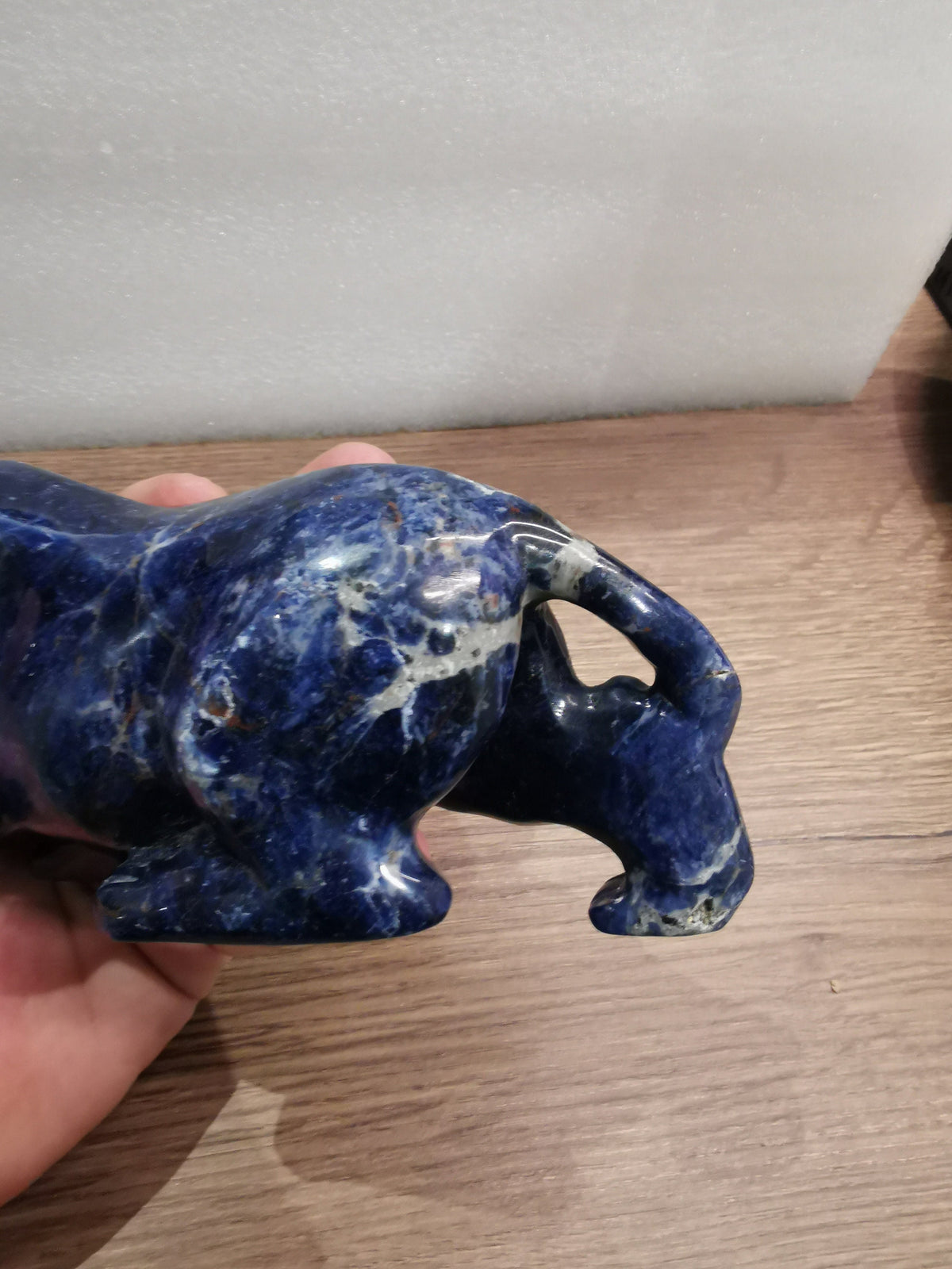 Tigre du Bengale en sodalite bleu nuit, 923 g /  Animal en Pierre naturelle