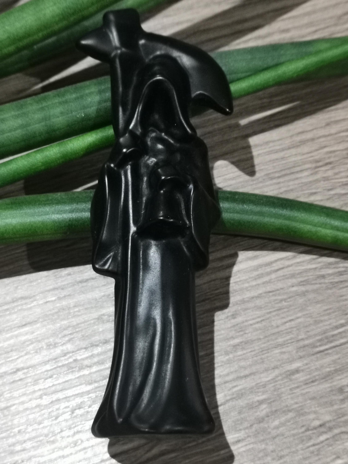 De Maaidier / De Dood , Beeldhouwwerk van Zwarte Obsidiaan / Bescherming