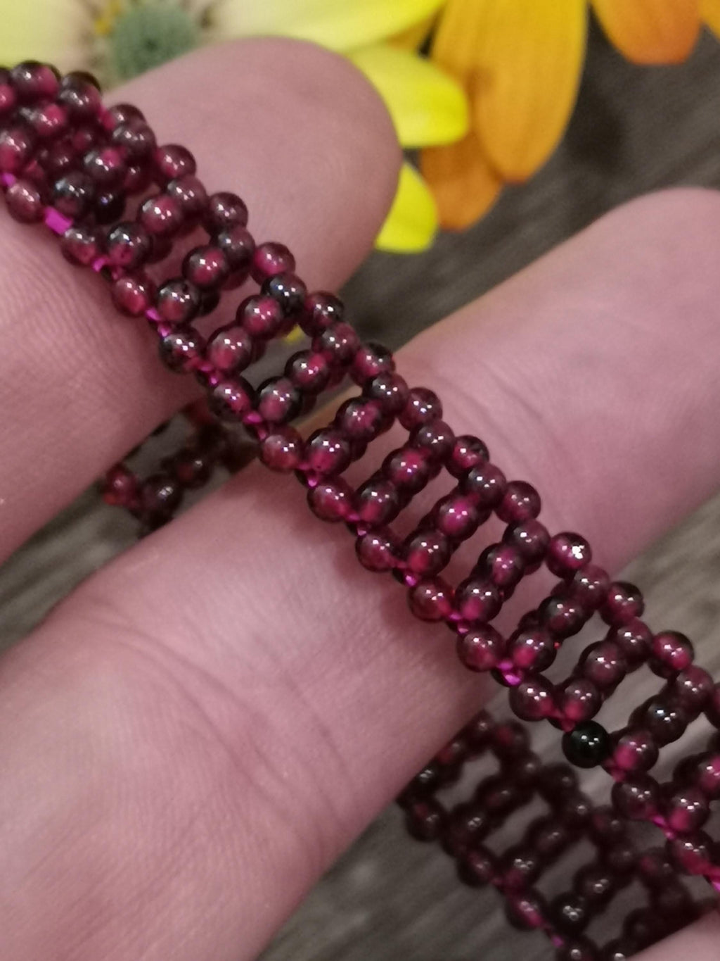 Granato birmano, colore rosso vino, bracciale con perle da 3 mm, stile macramé -> Molto originale