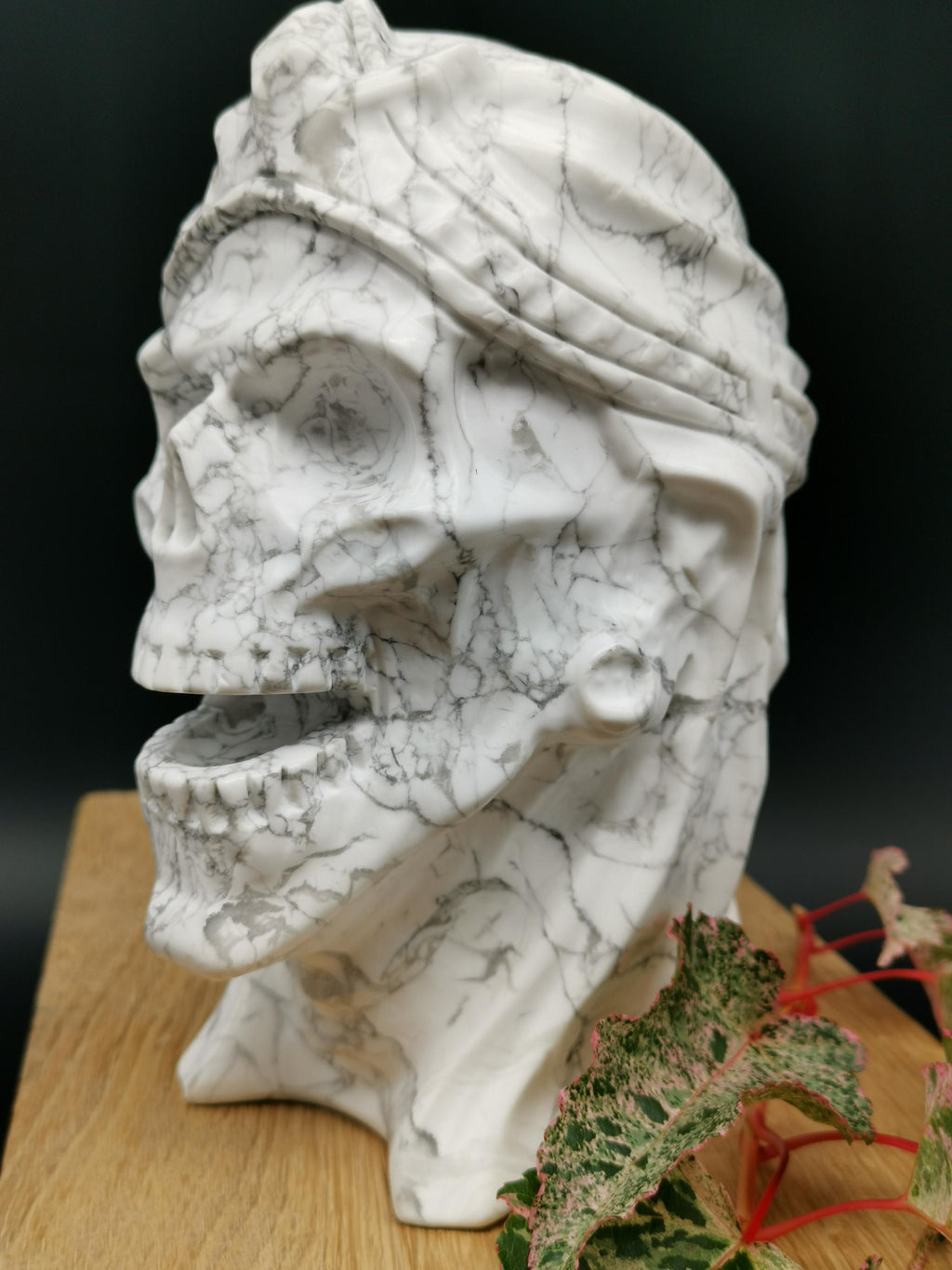 Howlite, scultura di teschio di mummia in pietra naturale scolpita