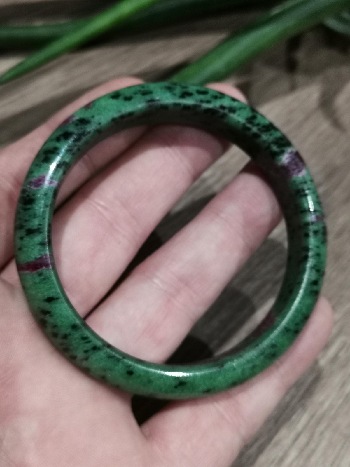 Zoisite rubi, Pulseira rígida em pedra natural / diâmetro 61 mm / litoterapia / presentes / Aniversário
