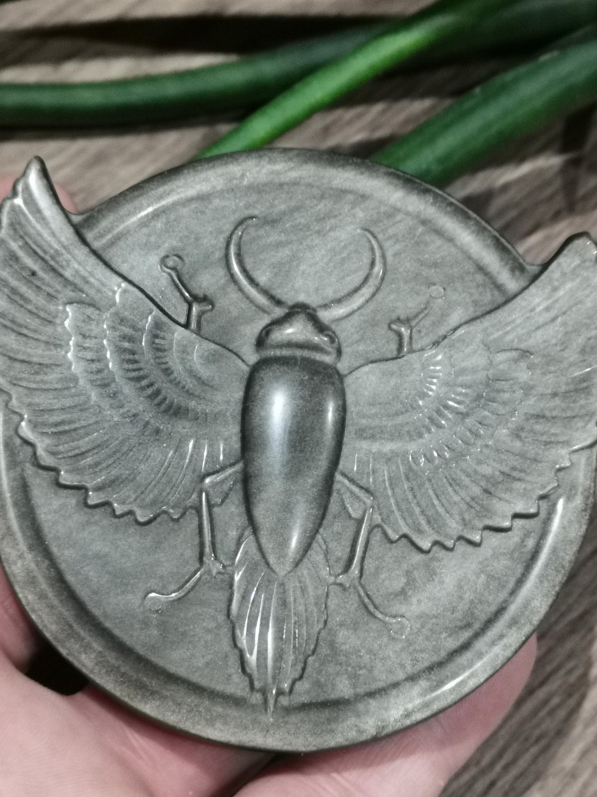 Medalhão de escaravelho alado em obsidiana dourada ou prateada do México