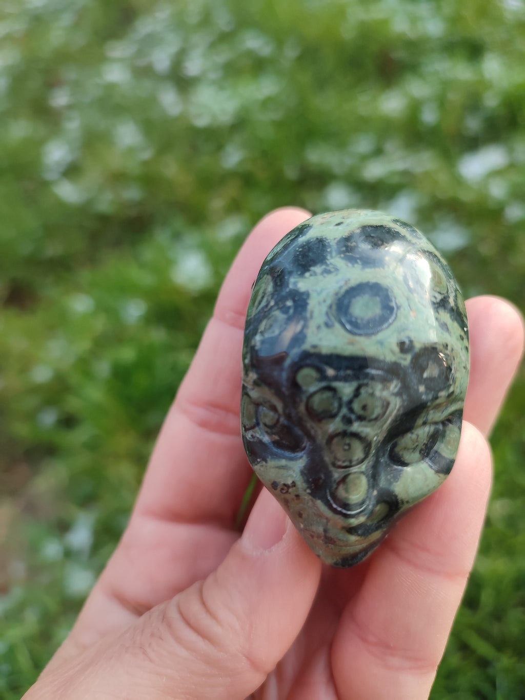 Jaspis met krokodillenleerstructuur , Kambaba-jaspis , Elf , fee , Avatar , natuurstenen sculptuur , bewerkte mineralen