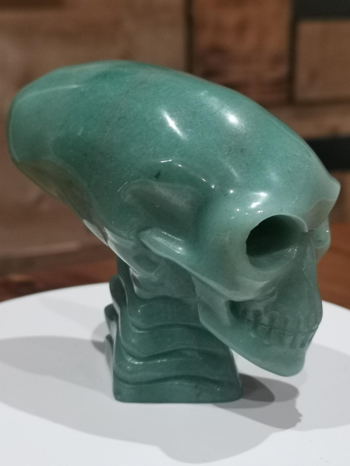 Crâne allongé « Voyageur » en aventurine verte du Brésil · Pierre naturelle