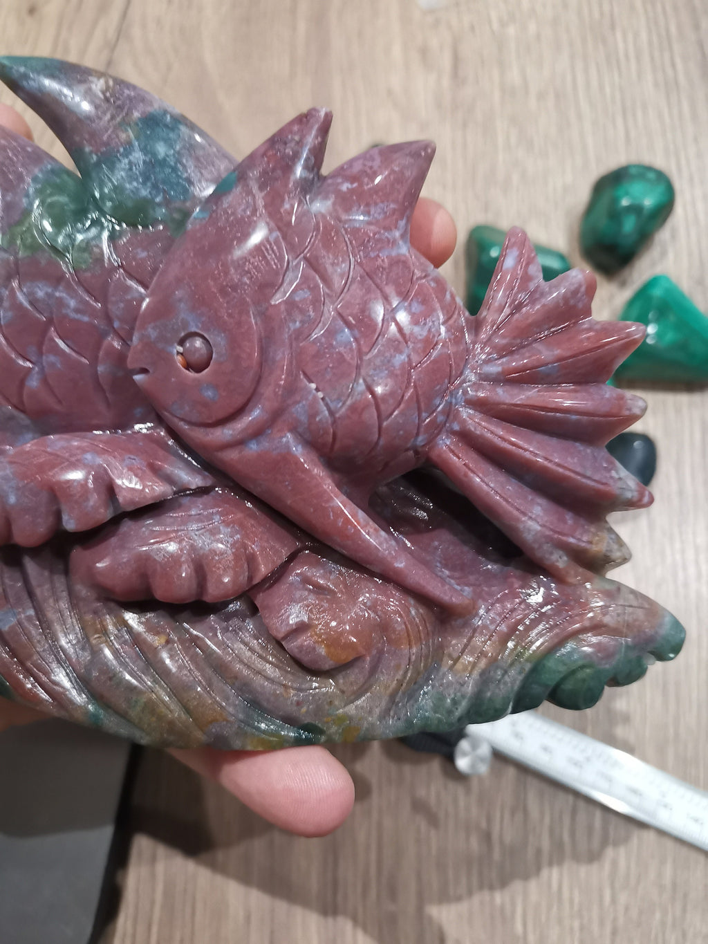 Oceaanjaspis, sculptuur van een vis in natuursteen