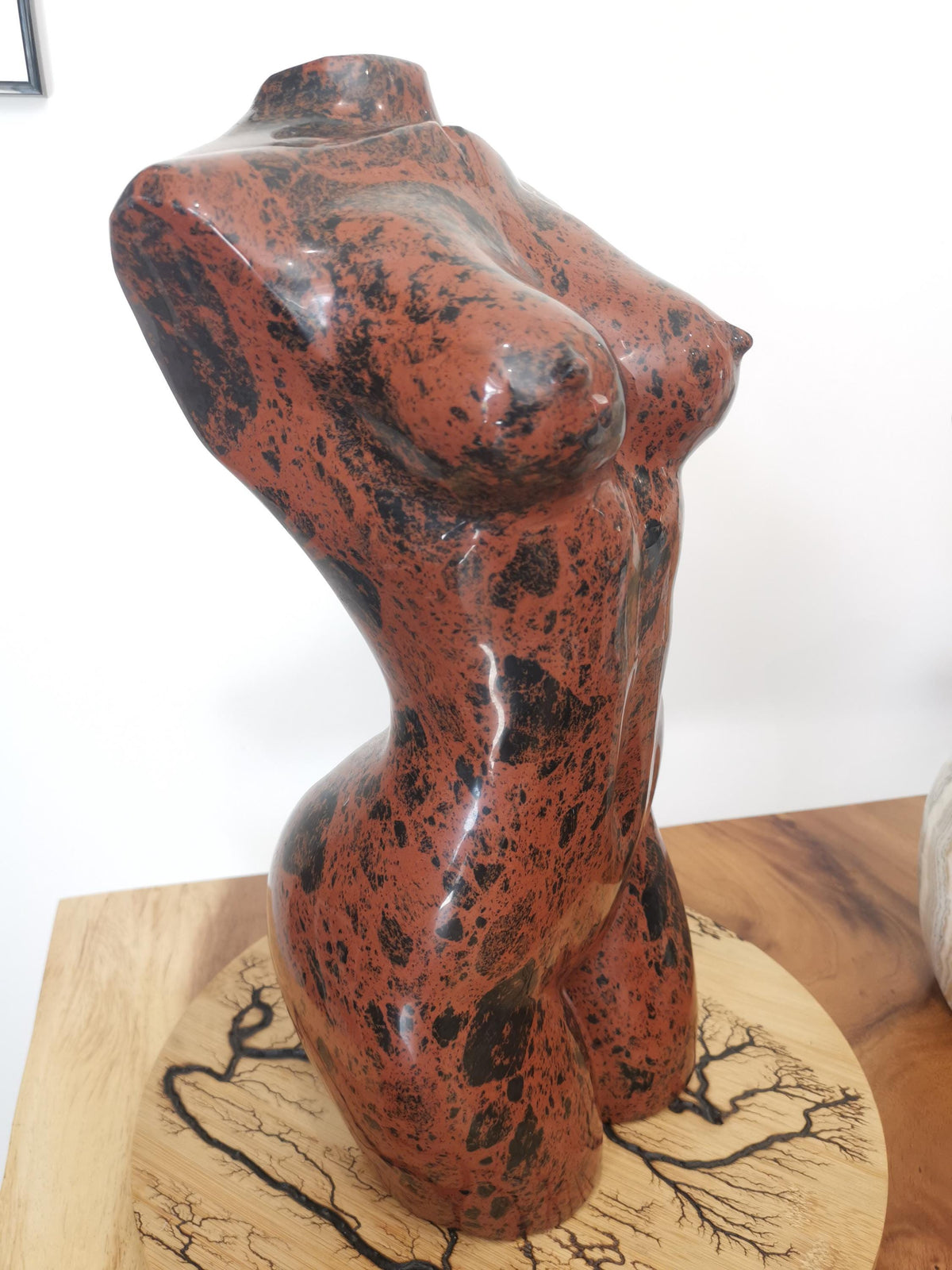 Buste XXL + 17 KG , Corps de femme en Obsidienne Rouge , Obsidienne Acajou